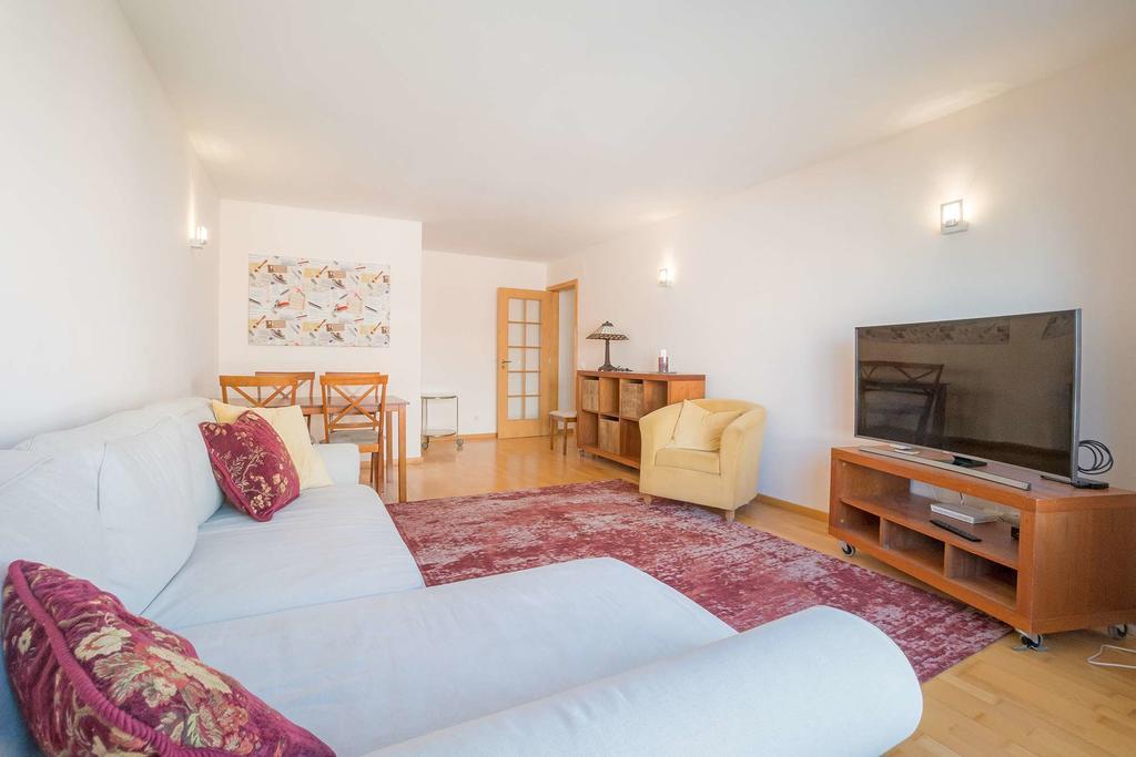 1-Minute Walk To The Metro And 2 To The Supermarket Lisboa Ngoại thất bức ảnh